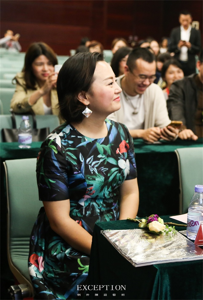 “十雅”魅力綻放，你們注意到女神手上的藍色錦魚了嗎？-別墅設(shè)計,軟裝設(shè)計,室內(nèi)設(shè)計,豪宅設(shè)計,深圳例外軟裝設(shè)計公司